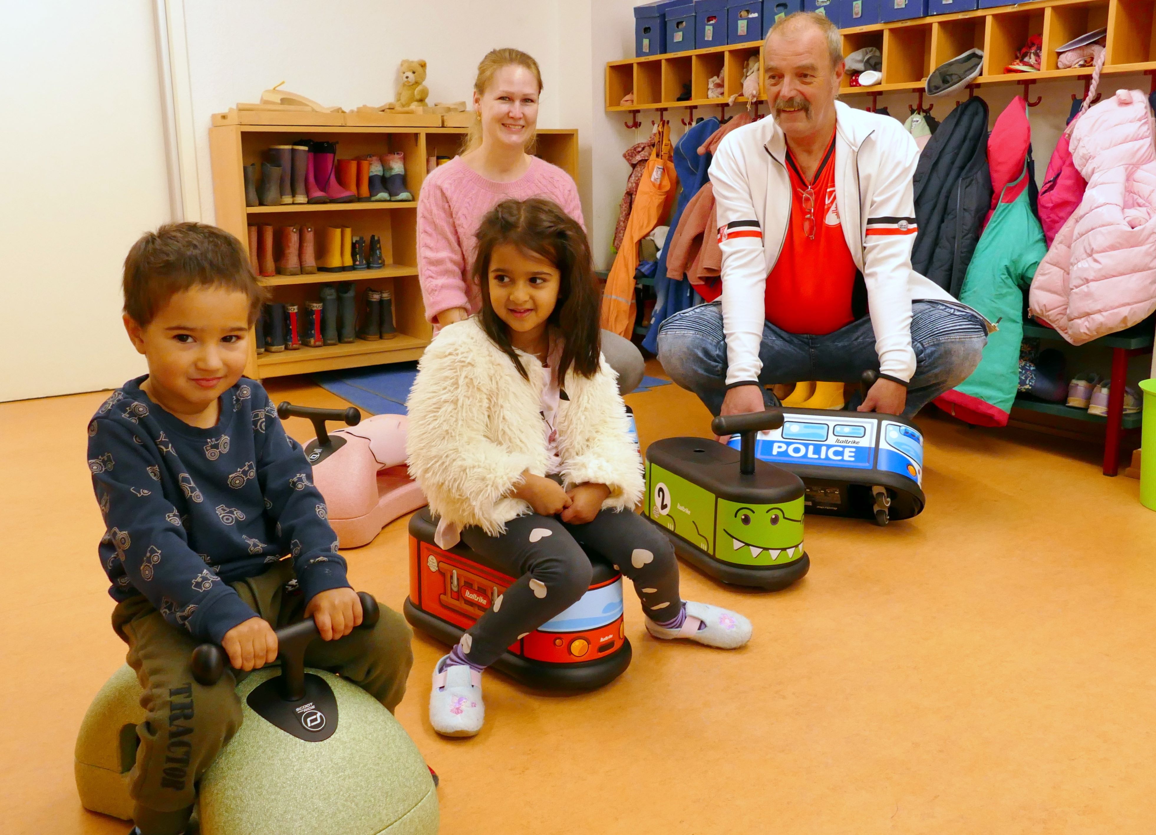 Übergabe Rutscheautos an Fam.Zentrum 2025