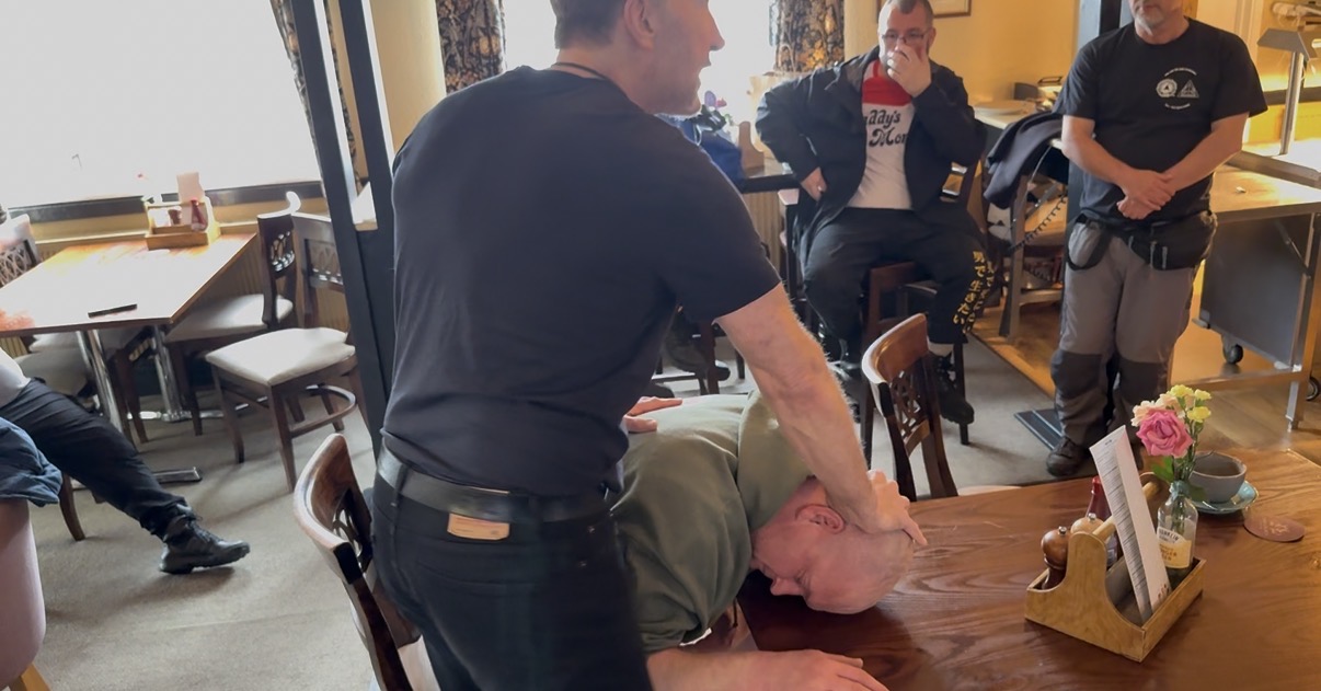 Jan Kok Englandfortbildung Verteidigung am Tisch